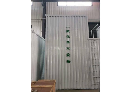 生活廢水處理設(shè)備系統(tǒng)軟硬件：由混凝土池、沉砂池、過(guò)濾池、水體平穩(wěn)加藥設(shè)備、反清洗設(shè)備、離心水泵及電控柜構(gòu)成